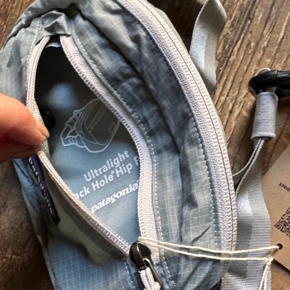 Patagonia Ultralight , Black Hole Mini Hip Bag, NWT! - Picture 7 of 8